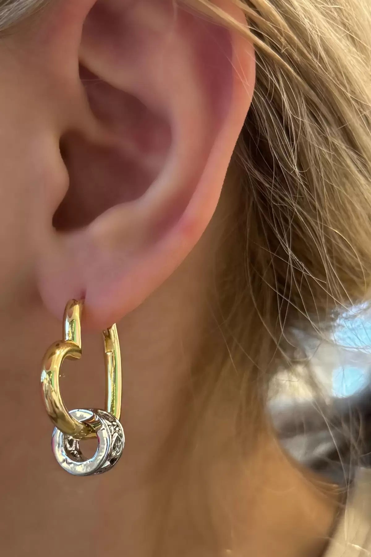 Altın Renk Kalp Figürlü Taş Detaylı Küpe