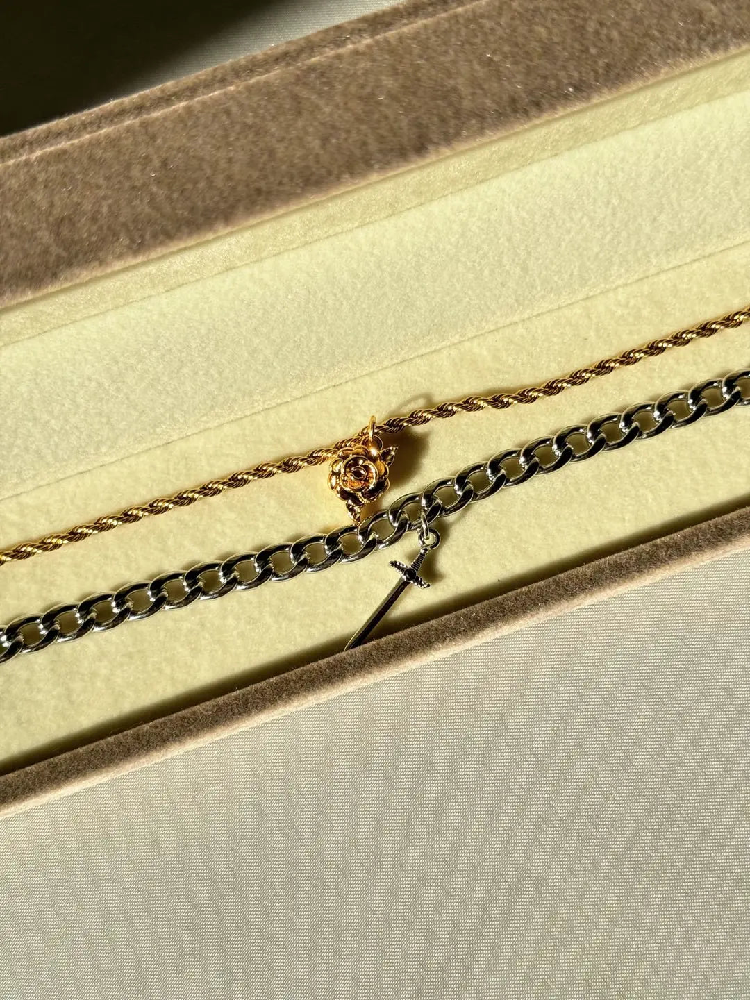 Gül & Kılıç Eşleşen Çift Bileklikleri